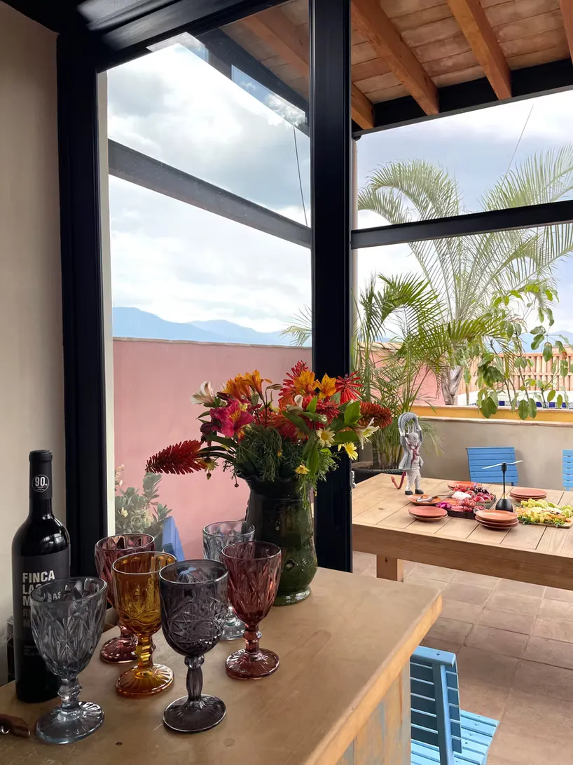 Terraza con mesa y vista a la sierra